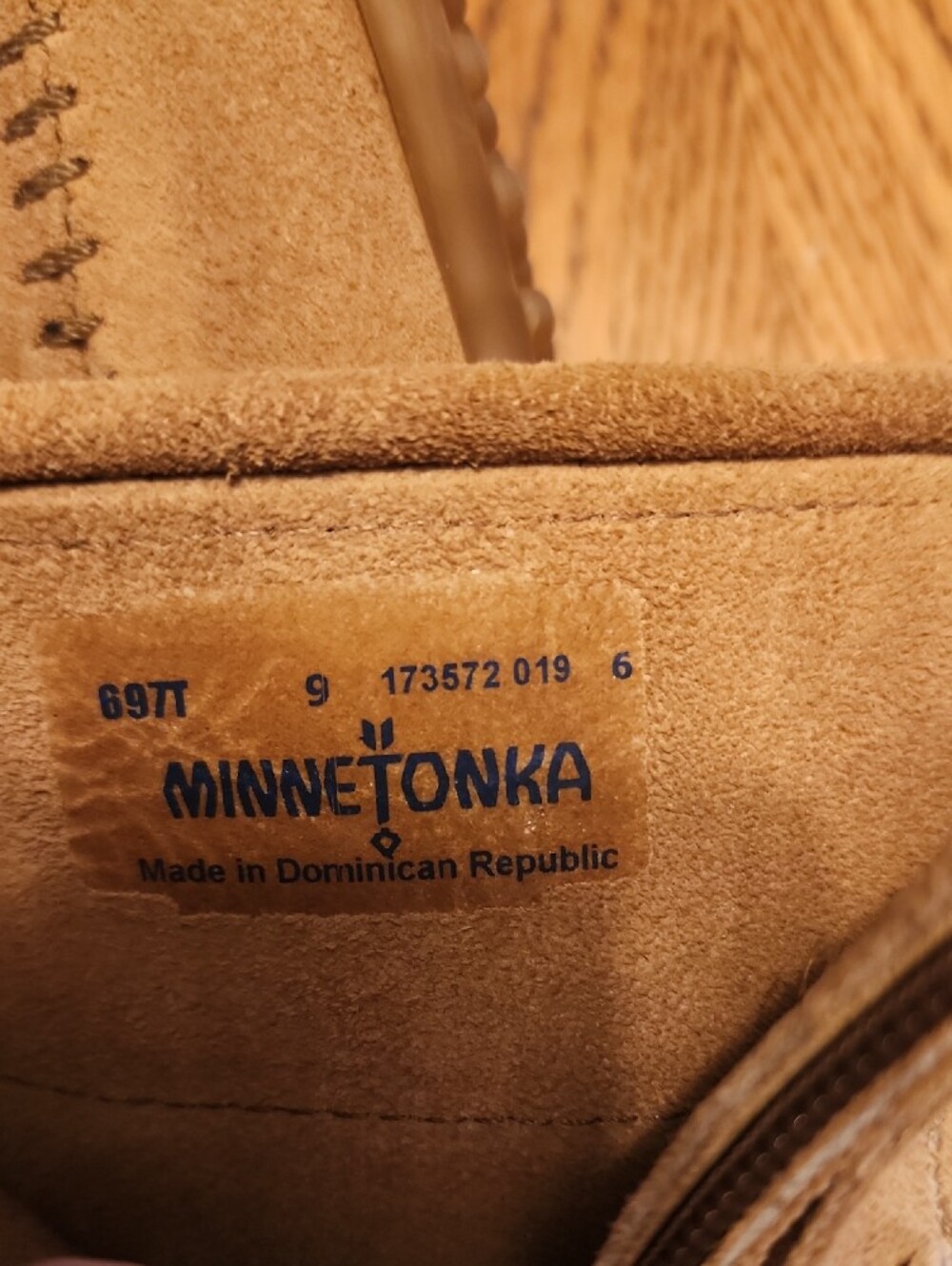 Minnetonka Suede Moccasin Interior Label - Tan - Picture 5 of 6